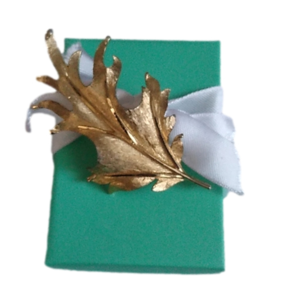Vintage Bsk Goldstone Metal Leaf Brooch 21$